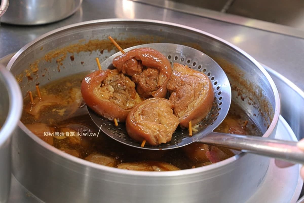在地人很愛！彰化人氣店祕滷爌肉超軟嫩，週一還有「滿滿排骨」免費大補湯