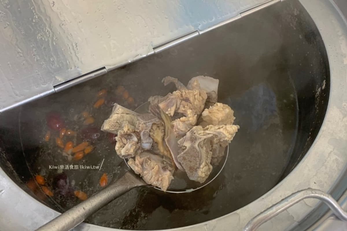 在地人很愛！彰化人氣店祕滷爌肉超軟嫩，週一還有「滿滿排骨」免費大補湯