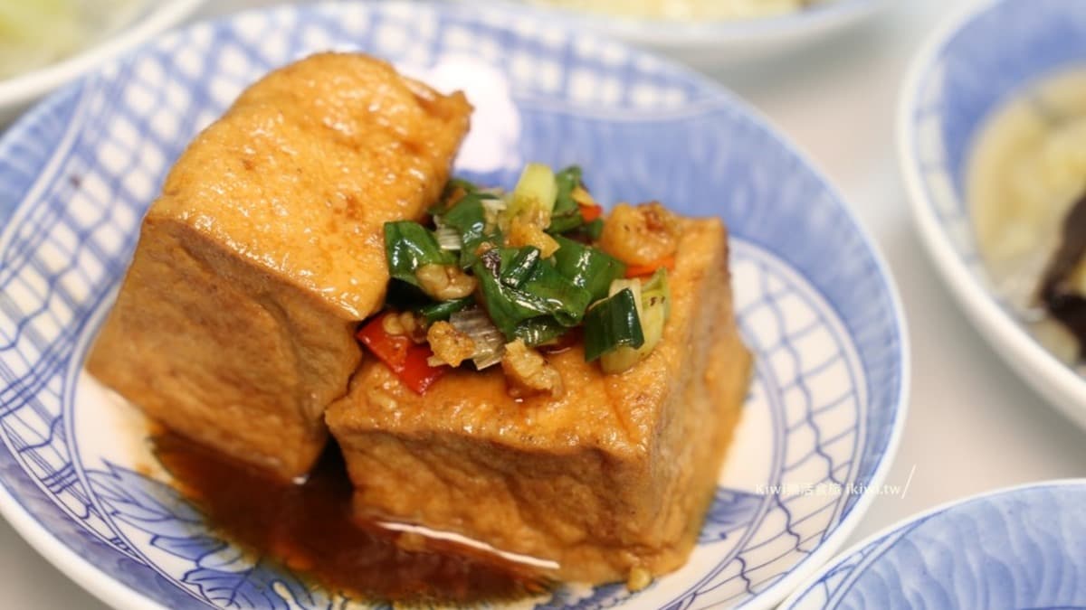 在地人很愛！彰化人氣店祕滷爌肉超軟嫩，週一還有「滿滿排骨」免費大補湯