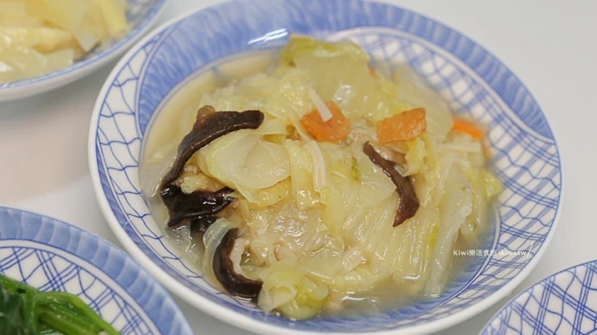 在地人很愛！彰化人氣店祕滷爌肉超軟嫩，週一還有「滿滿排骨」免費大補湯