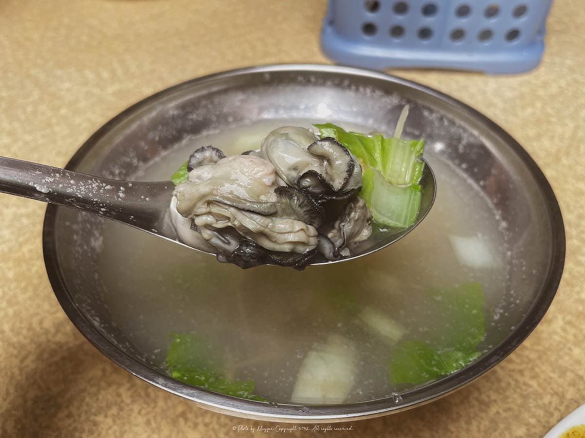 來基隆必吃咖哩炒麵！在地人推慶安宮這家「從小吃到大」，平價大碗配蚵仔湯更搭