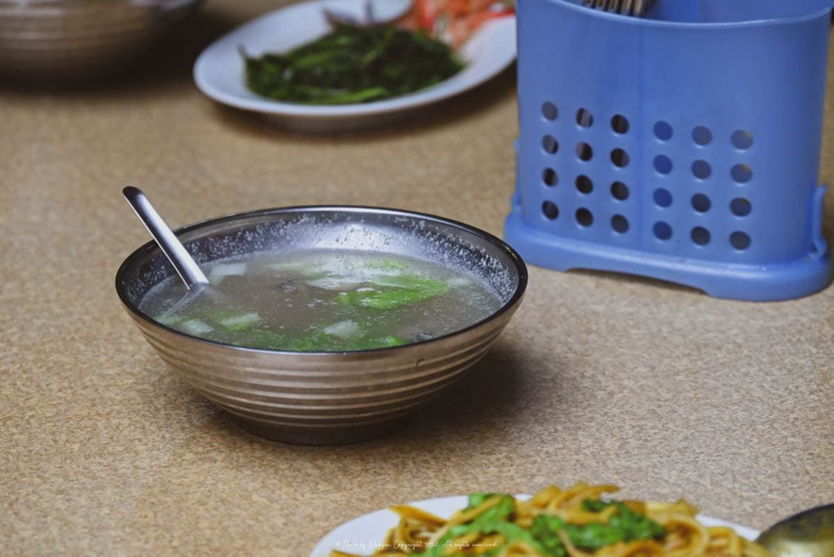 來基隆必吃咖哩炒麵！在地人推慶安宮這家「從小吃到大」，平價大碗配蚵仔湯更搭