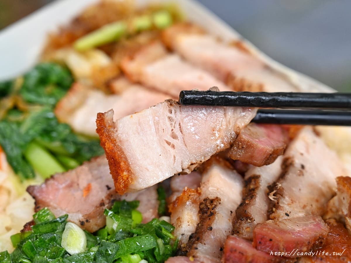 台中人口袋名單！超狂燒臘便當料滿到很難蓋，銷魂鴨腿飯10分鐘搶光