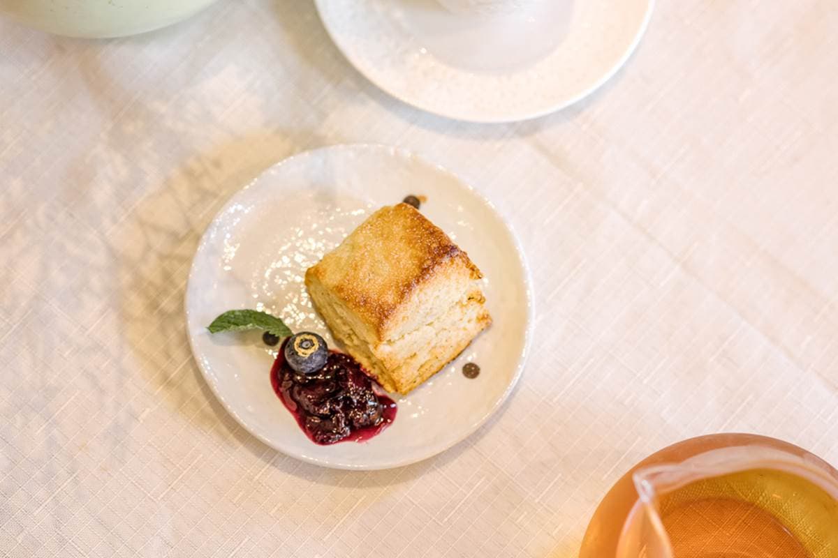 打卡「整棟粉紅」鄉村小屋！下午茶必嘗「愈嚼愈香」手工司康，匈牙利紅椒雞想吃先預定