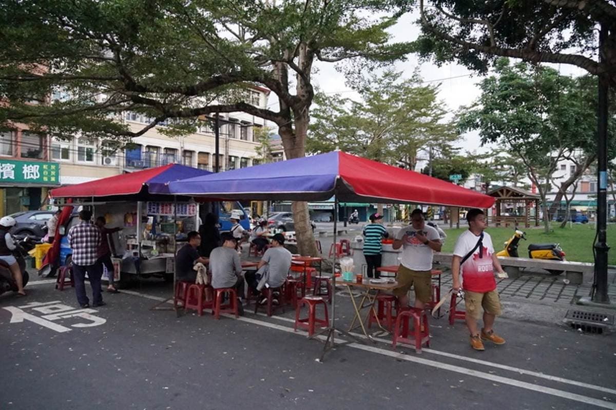 這家很「花蓮味」！人氣餐車臭豆腐塞滿滿韭菜，外酥內嫩搭蒜泥更唰嘴