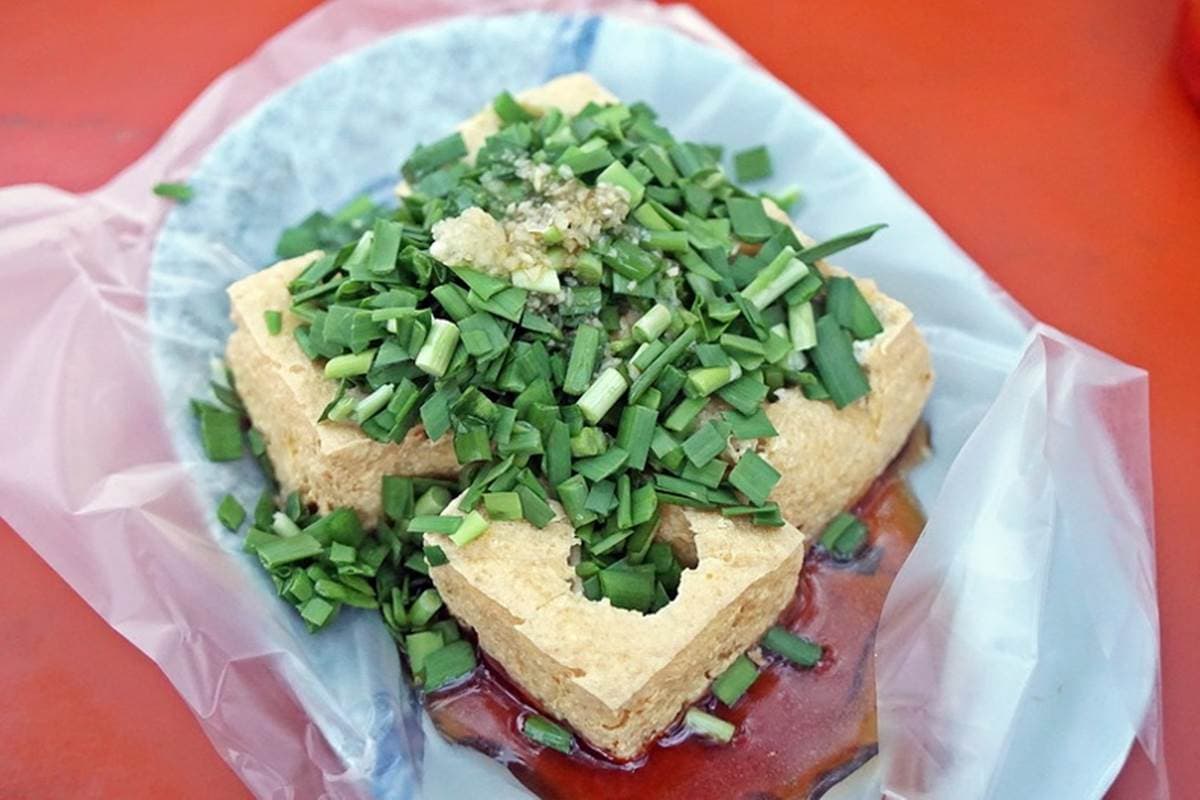 這家很「花蓮味」！人氣餐車臭豆腐塞滿滿韭菜，外酥內嫩搭蒜泥更唰嘴
