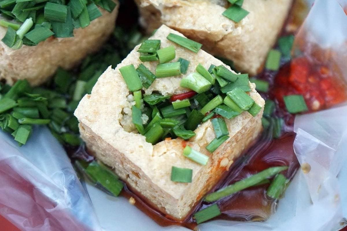 這家很「花蓮味」！人氣餐車臭豆腐塞滿滿韭菜，外酥內嫩搭蒜泥更唰嘴