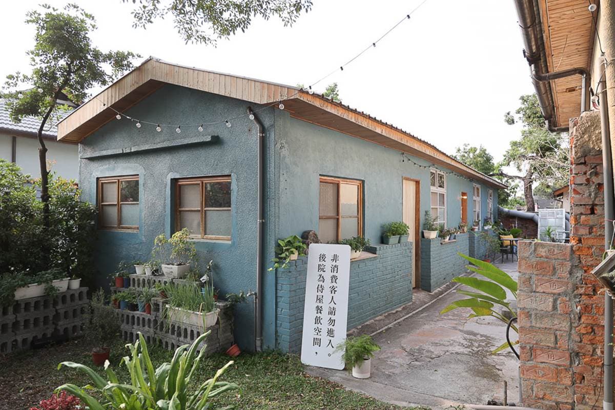 軍官宿舍喝下午茶!老宅咖啡廳怎麼拍都美,必點草莓戚風蛋糕+拿鐵超搭 軍官宿舍喝下午茶!老宅咖啡廳怎麼拍都美,必點草莓戚風蛋糕+拿鐵超搭