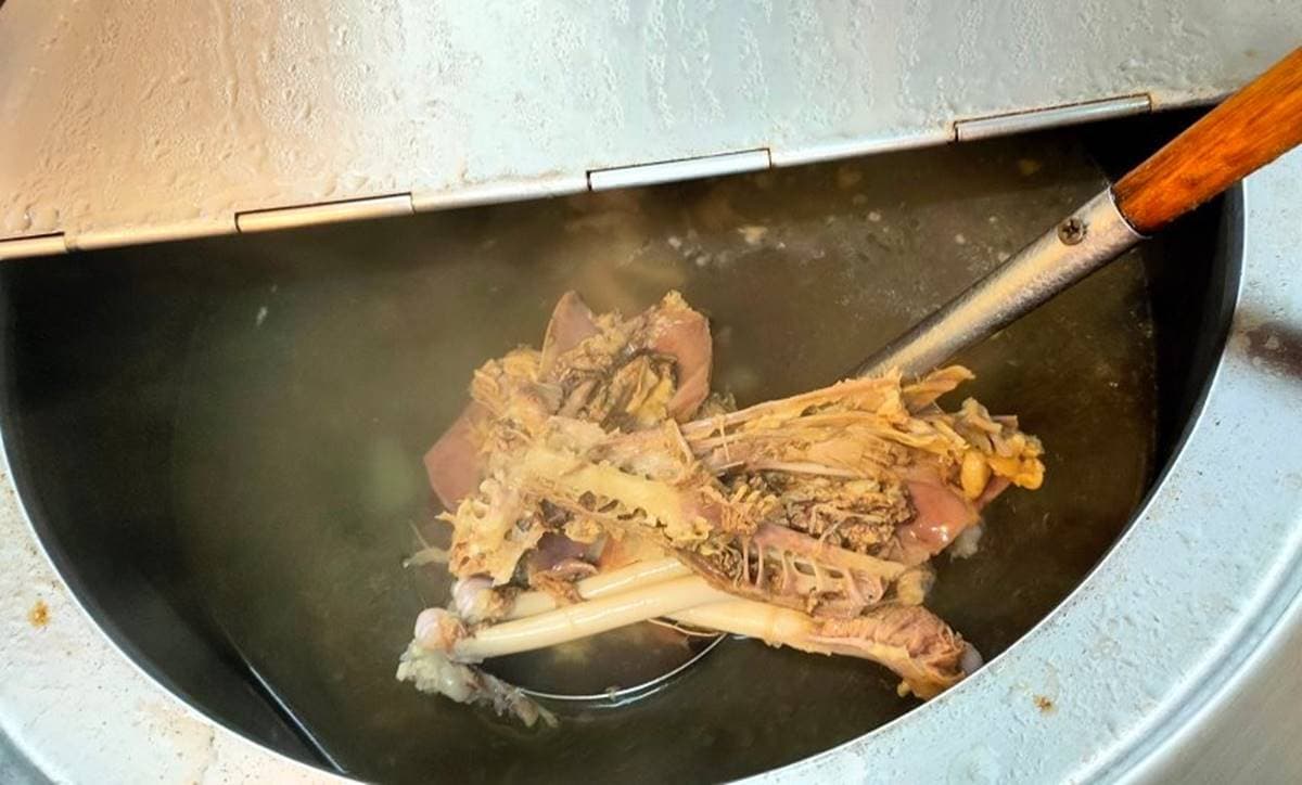 在地人都在買！人氣鵝肉飯淋中藥湯汁超爽口，內行先搶３配菜：鵝掌、鵝腸、鵝肝