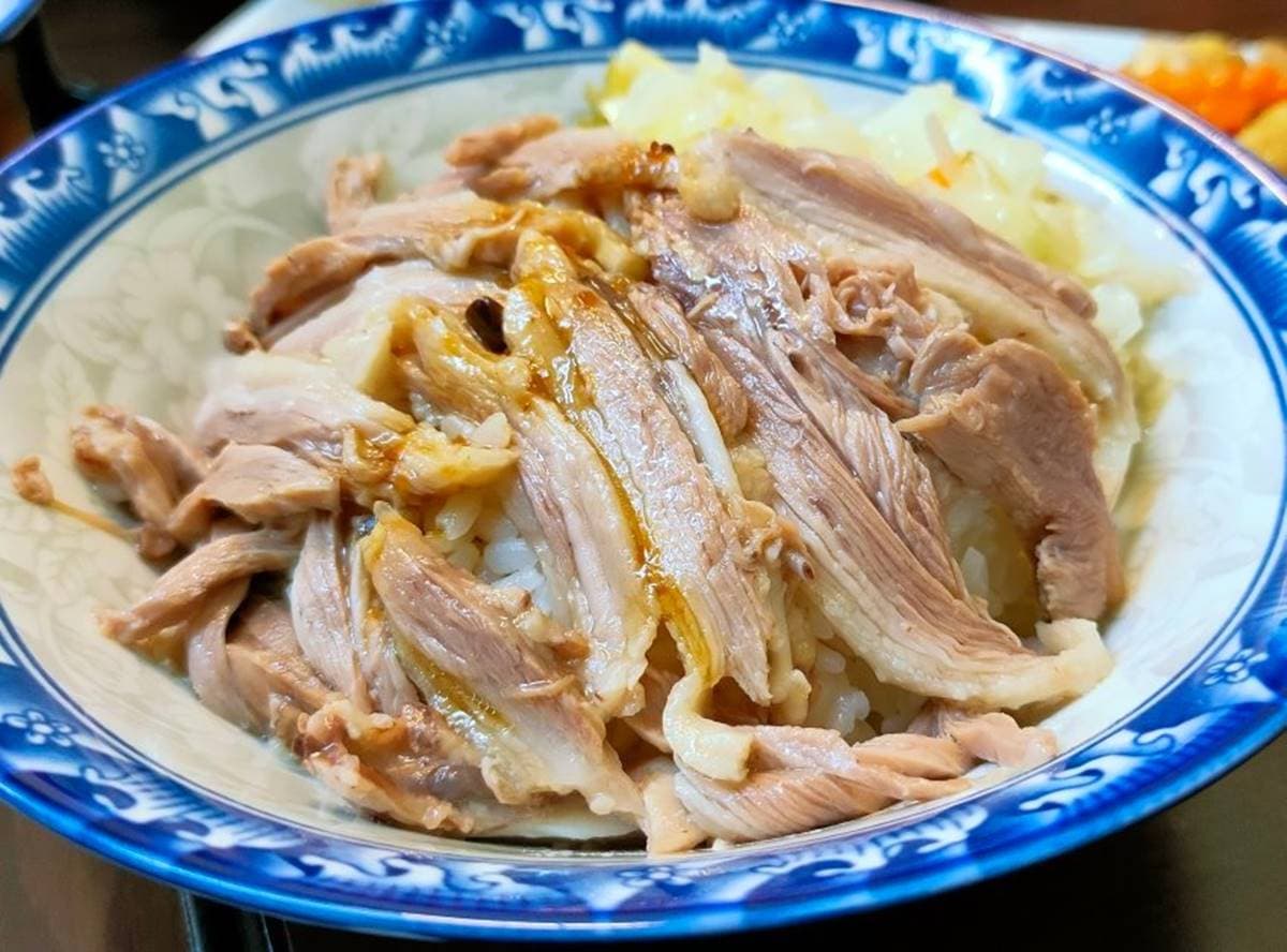 在地人都在買！人氣鵝肉飯淋中藥湯汁超爽口，內行先搶３配菜：鵝掌、鵝腸、鵝肝