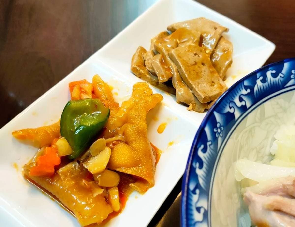 在地人都在買！人氣鵝肉飯淋中藥湯汁超爽口，內行先搶３配菜：鵝掌、鵝腸、鵝肝