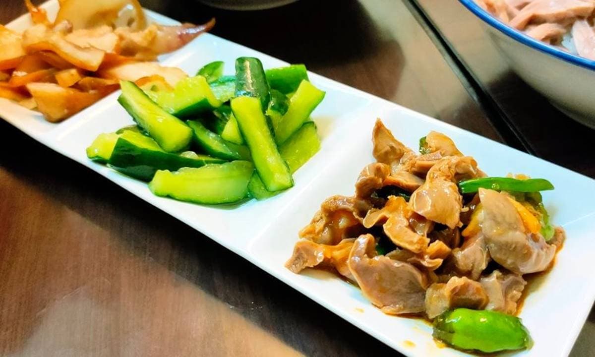 在地人都在買！人氣鵝肉飯淋中藥湯汁超爽口，內行先搶３配菜：鵝掌、鵝腸、鵝肝