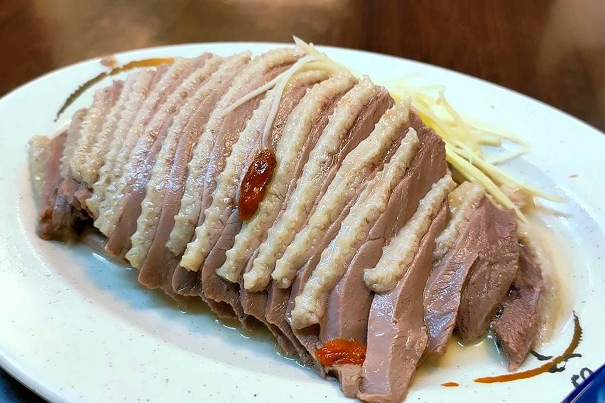 在地人都在買！人氣鵝肉飯淋中藥湯汁超爽口，內行先搶３配菜：鵝掌、鵝腸、鵝肝