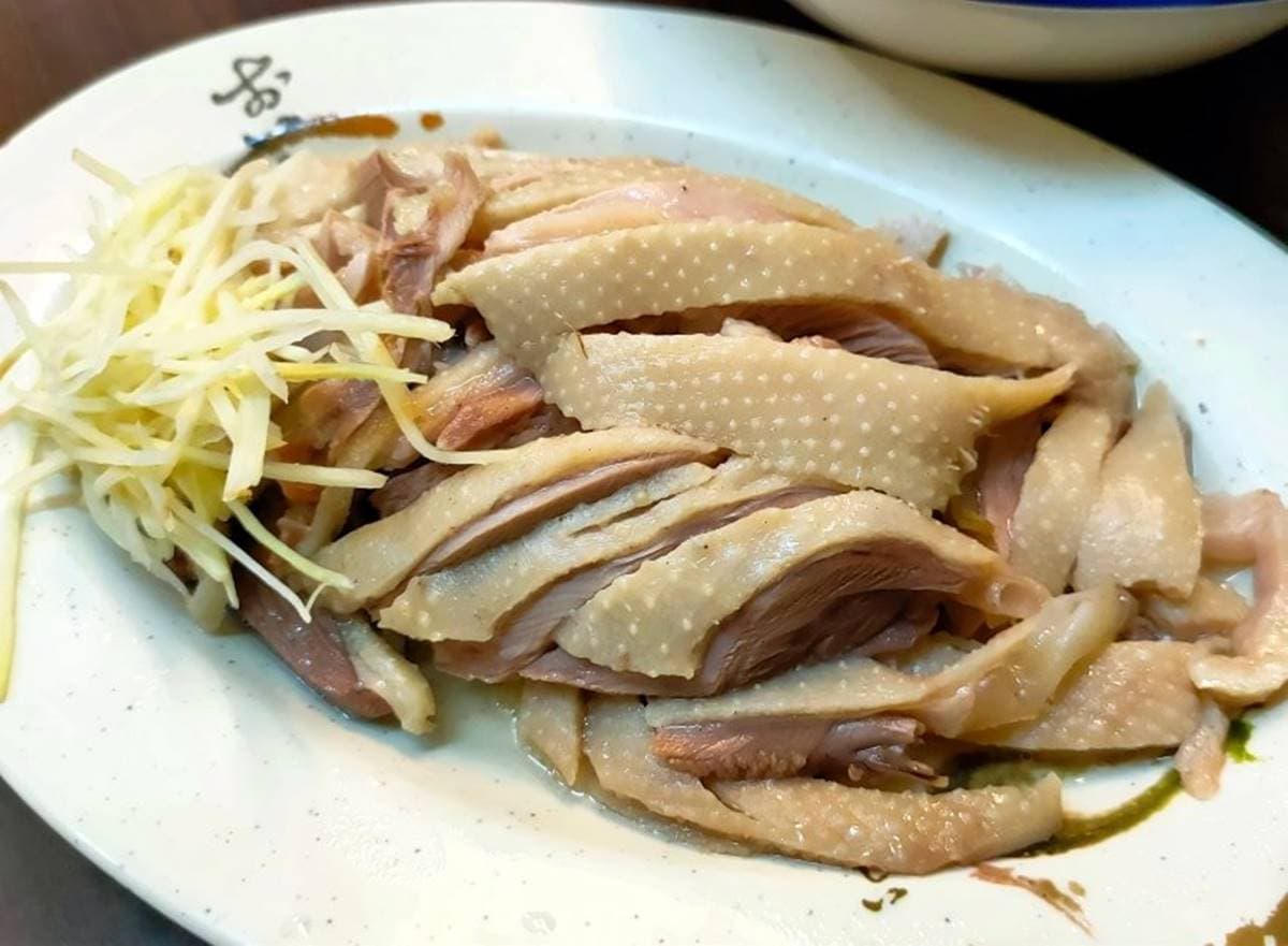 在地人都在買！人氣鵝肉飯淋中藥湯汁超爽口，內行先搶３配菜：鵝掌、鵝腸、鵝肝