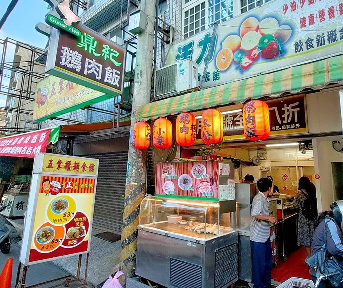 在地人都在買！人氣鵝肉飯淋中藥湯汁超爽口，內行先搶３配菜：鵝掌、鵝腸、鵝肝