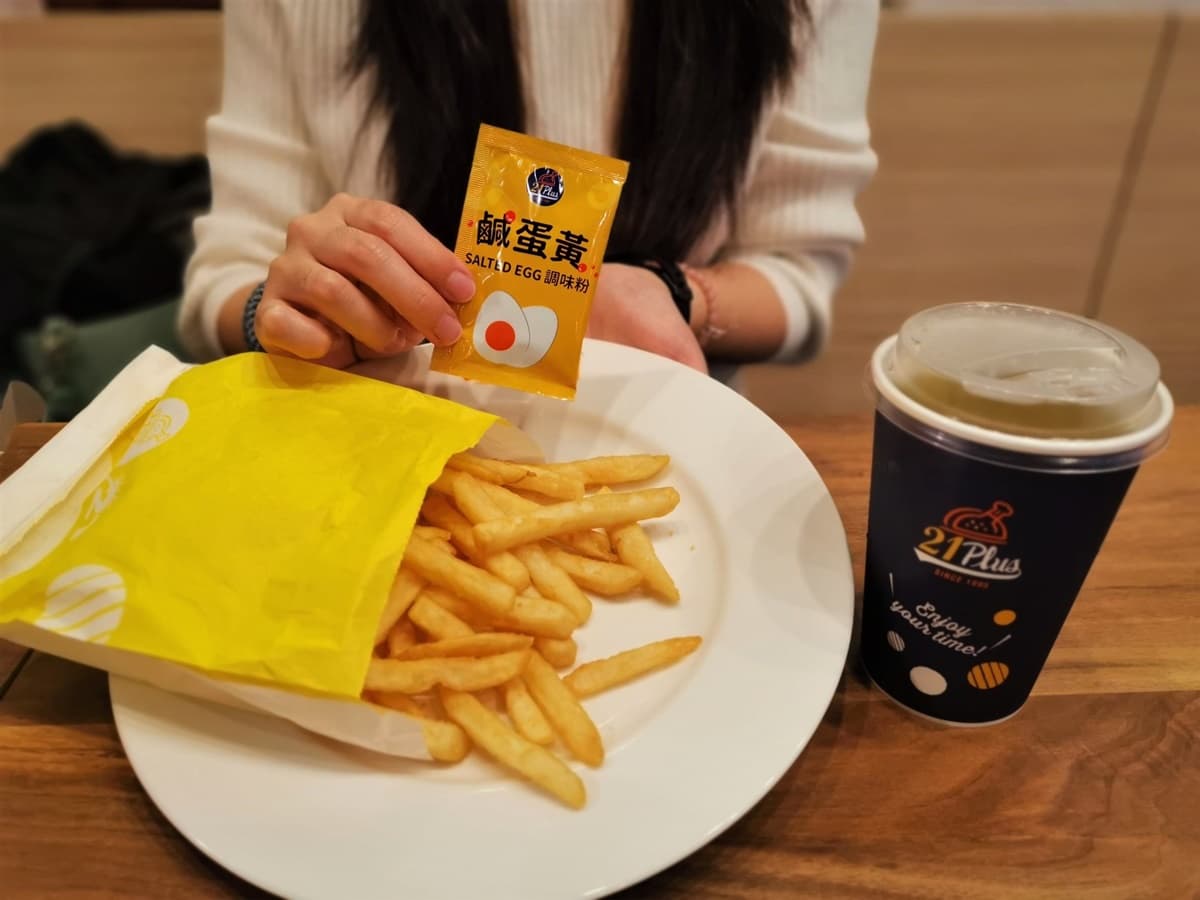 超狂３大速食店好康！免費吃雞塊、10元爽嗑4.4盎司牛肉排、鹹蛋黃薯條餐買一送一