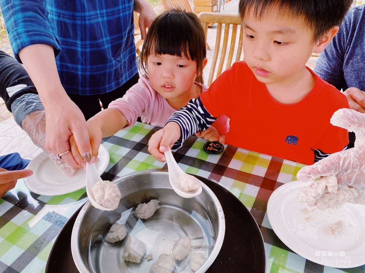 小朋友玩好嗨！宜蘭生態園區體驗釣魚、魚丸DIY，還能吃巨無霸鹽烤魚、火燒蝦