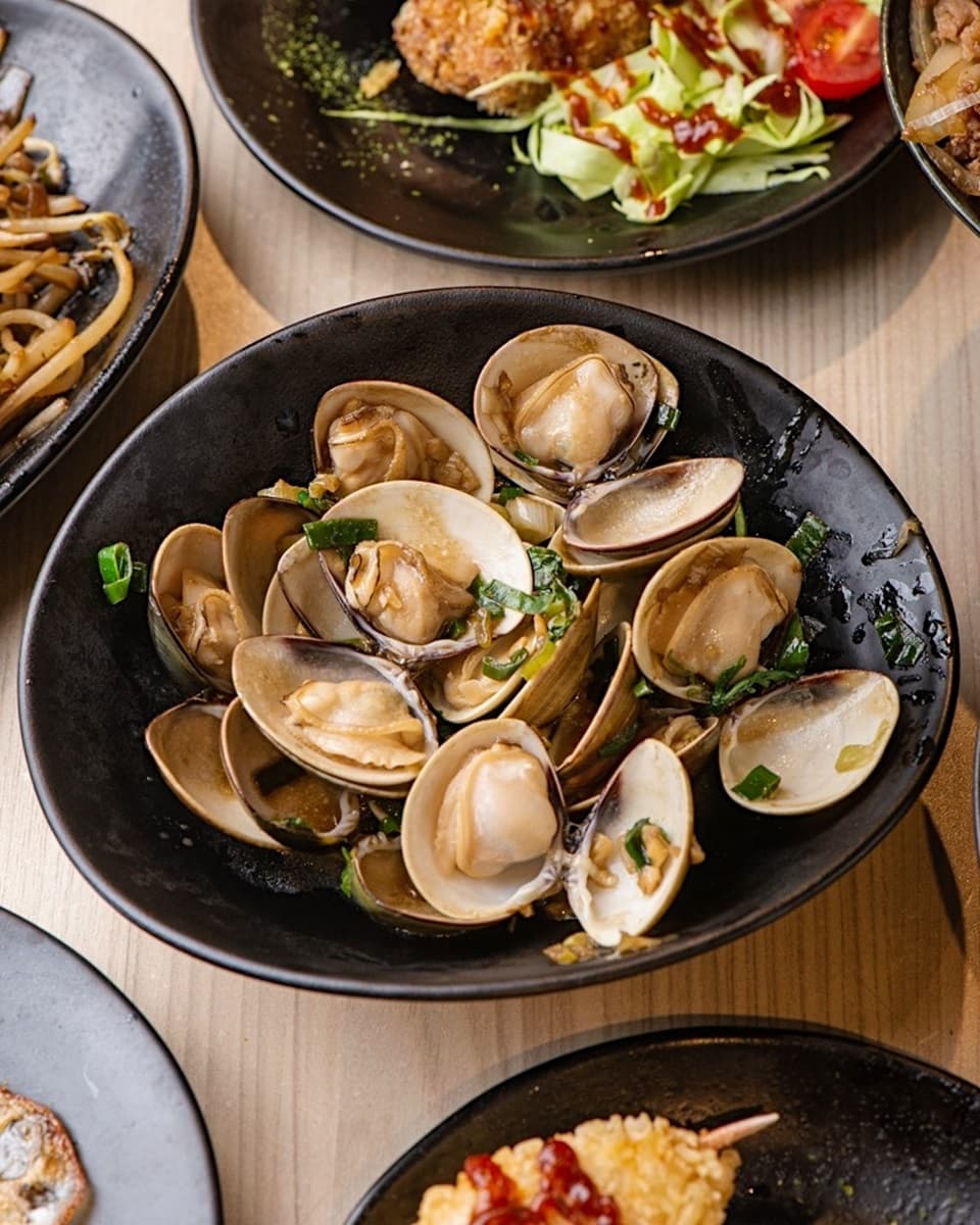 【新開店】CP值超高！99元起開吃現炒鐵板燒，飲料放題、剝皮辣椒雞湯免費續