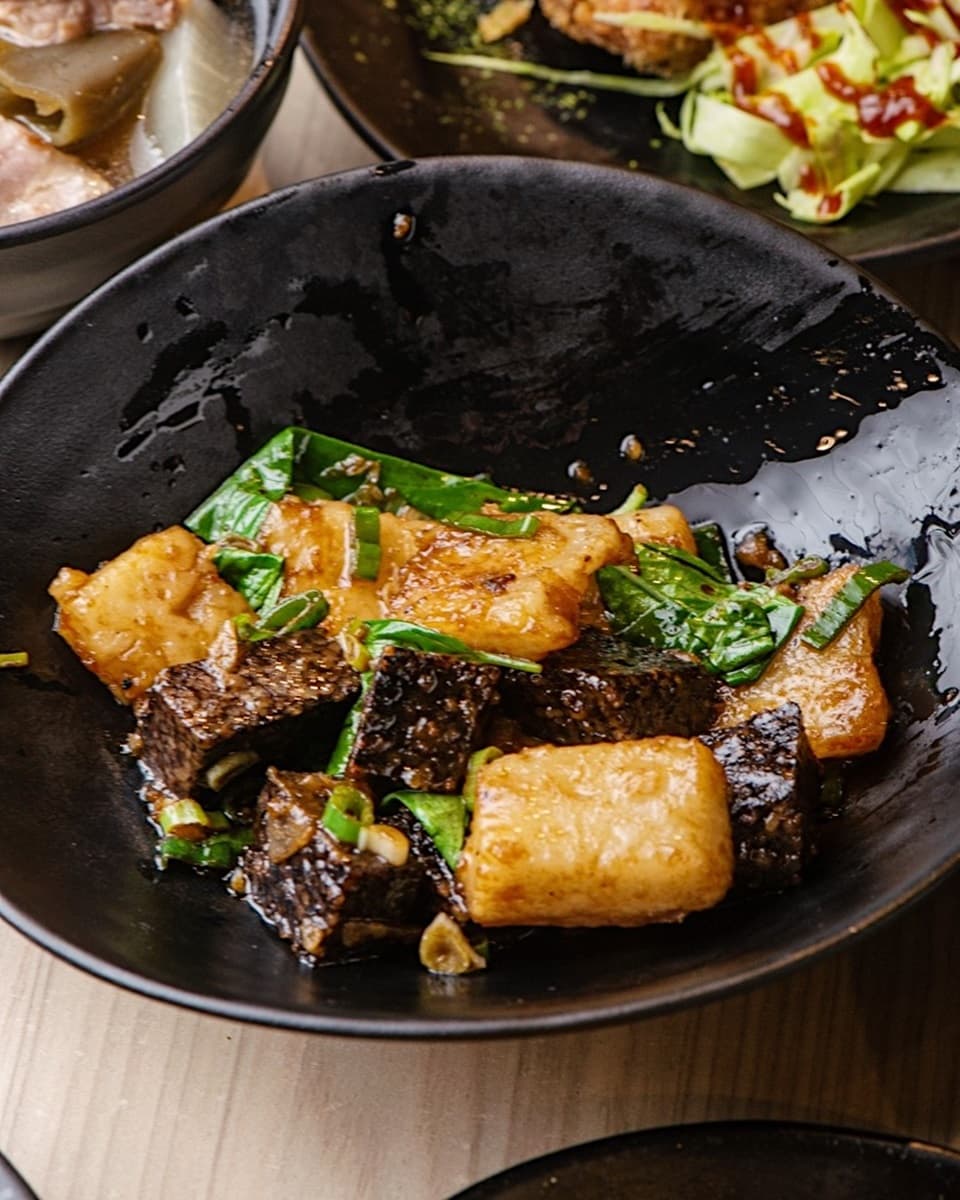 【新開店】CP值超高！99元起開吃現炒鐵板燒，飲料放題、剝皮辣椒雞湯免費續