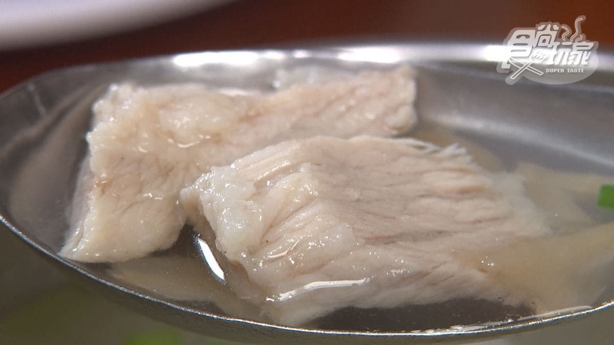 脆肉是霜降豬肉，搭配使用豬大骨熬煮的湯頭。