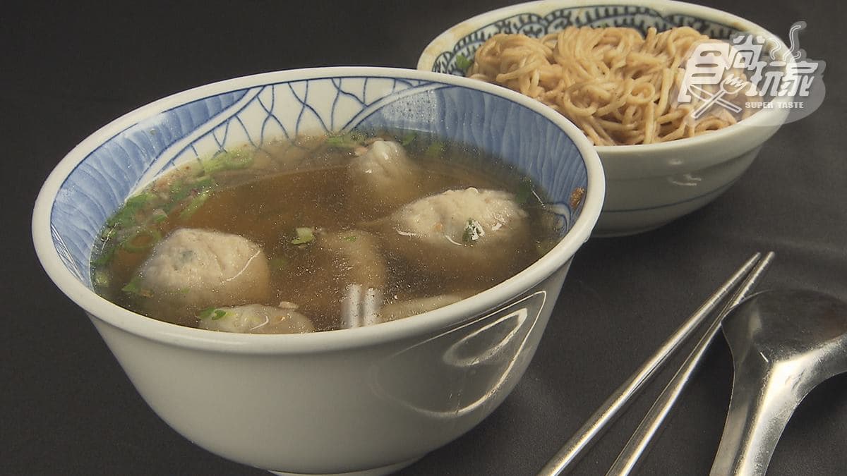 在地人套餐！乾麵配鮮味「魚丸扁食湯」只要70元，微甜炸醬麵一吃停不下