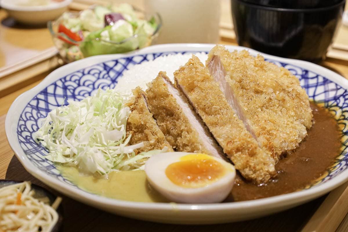 內用白飯、醬料免費續！評價4.7星咖哩必點「雙醬唐揚雞」，獨特芝士軟骨也超人氣
