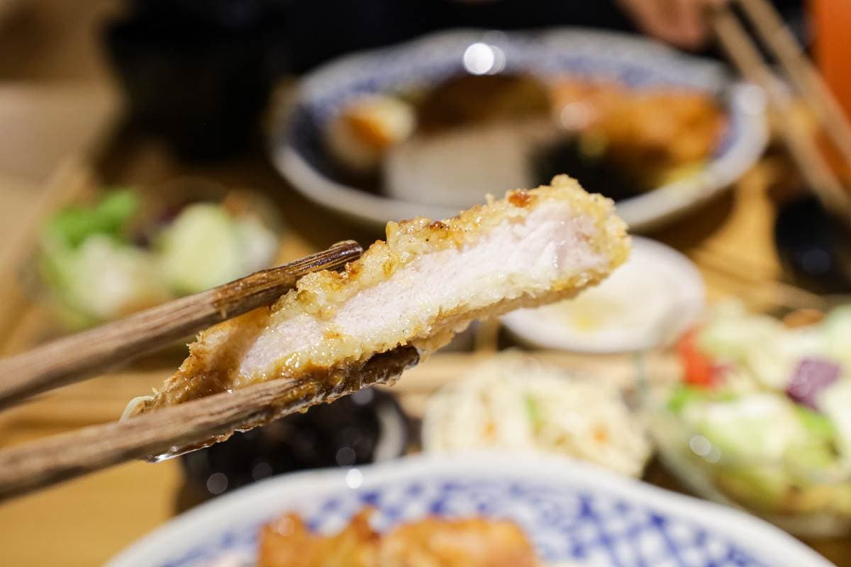 內用白飯、醬料免費續！評價4.7星咖哩必點「雙醬唐揚雞」，獨特芝士軟骨也超人氣