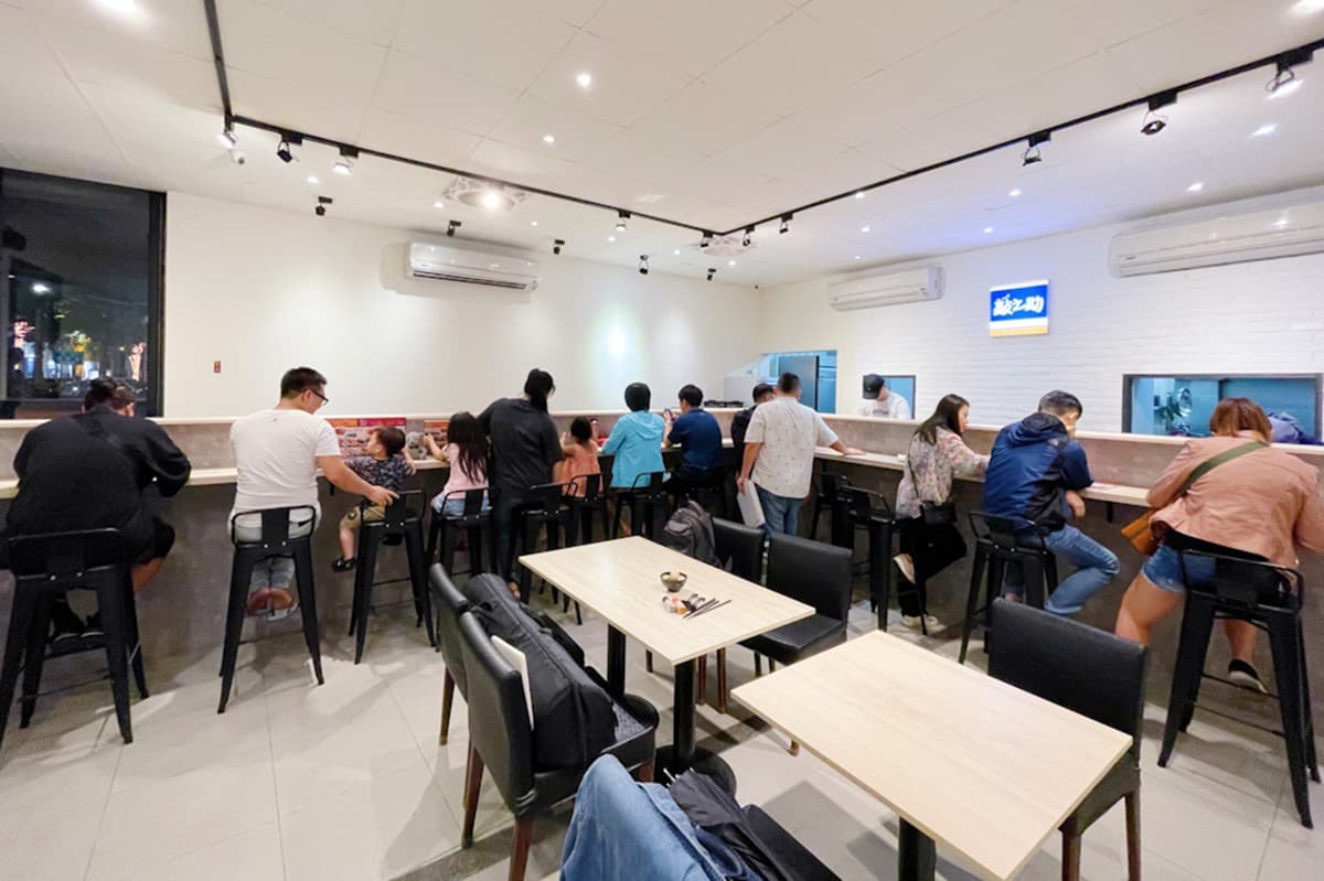 【新開店】CP值超高！99元起開吃現炒鐵板燒，飲料放題、剝皮辣椒雞湯免費續