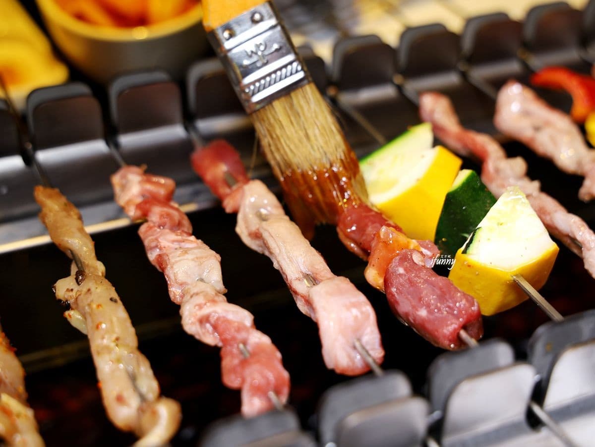 【新開店】台灣首家「羊肉串自動燒烤」搶先吃!菲力、肋條沾醬超唰嘴,必嘗主廚手路菜 【新開店】台灣首家「羊肉串自動燒烤」搶先吃!菲力、肋條沾醬超唰嘴,必嘗主廚手路菜