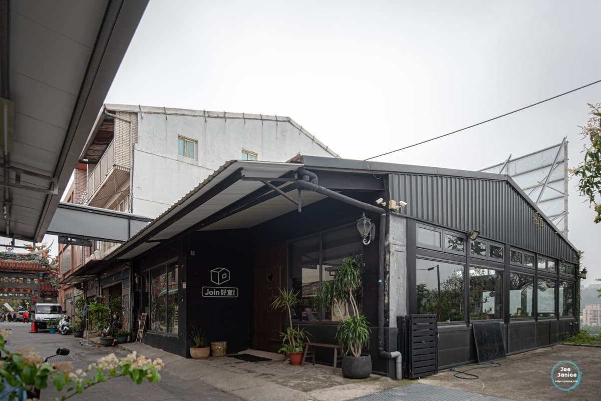 逛完老街喝下午茶！大溪景觀咖啡店靠窗能賞「車流美景」，必點酥軟肉桂捲淋濃郁黑糖醬