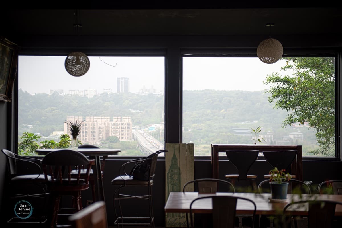 逛完老街喝下午茶！大溪景觀咖啡店靠窗能賞「車流美景」，必點酥軟肉桂捲淋濃郁黑糖醬