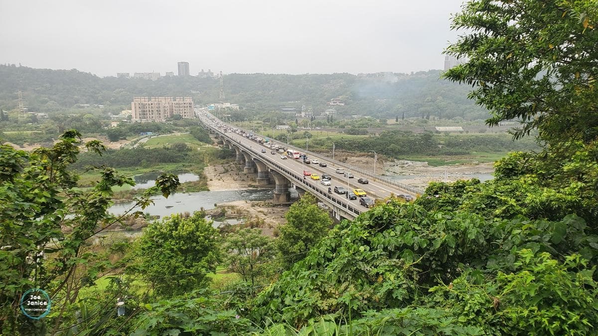 逛完老街喝下午茶！大溪景觀咖啡店靠窗能賞「車流美景」，必點酥軟肉桂捲淋濃郁黑糖醬