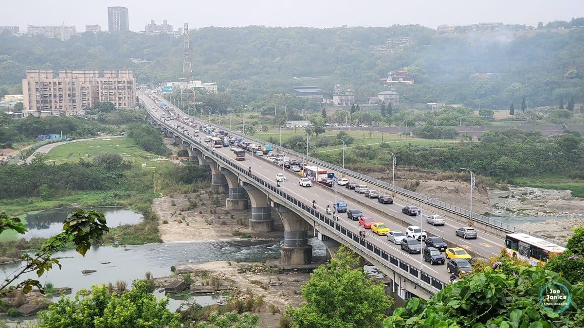 逛完老街喝下午茶！大溪景觀咖啡店靠窗能賞「車流美景」，必點酥軟肉桂捲淋濃郁黑糖醬