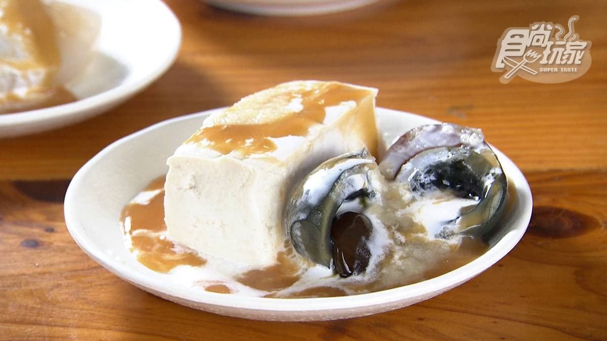 「皮蛋豆腐」淋上美乃滋和蒜泥，滋味鹹鹹甜甜，相當開胃。