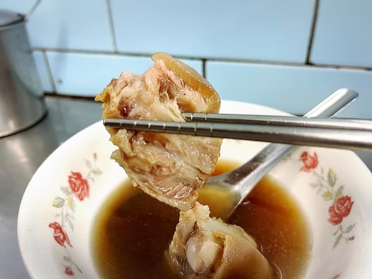 80年老字號！廟東夜市「黑色四神湯」有淡淡中藥香，搭軟嫩豬腳入味超唰嘴