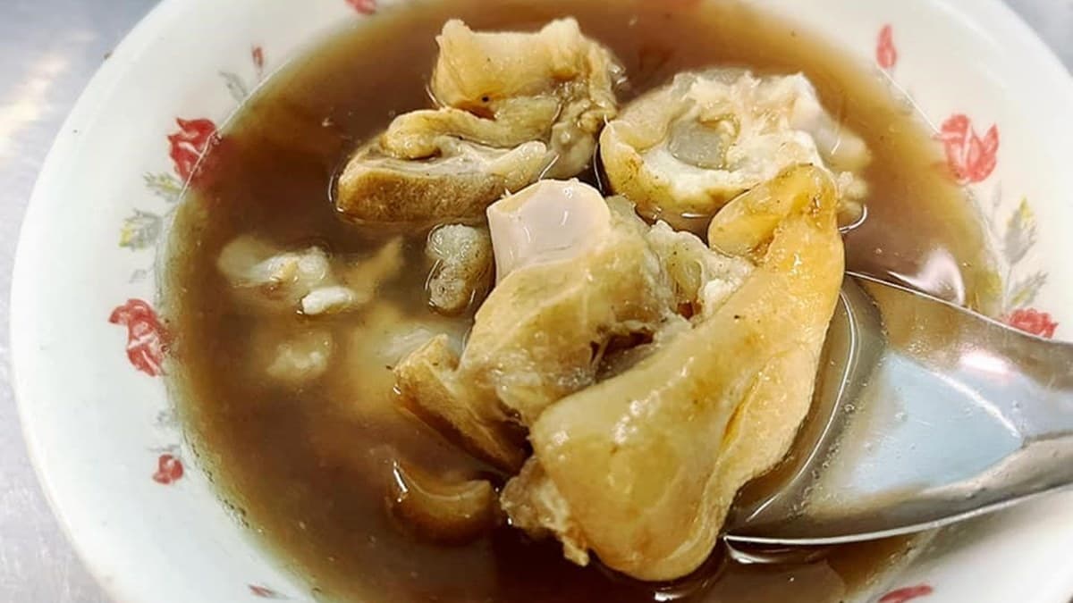 80年老字號！廟東夜市「黑色四神湯」有淡淡中藥香，搭軟嫩豬腳入味超唰嘴