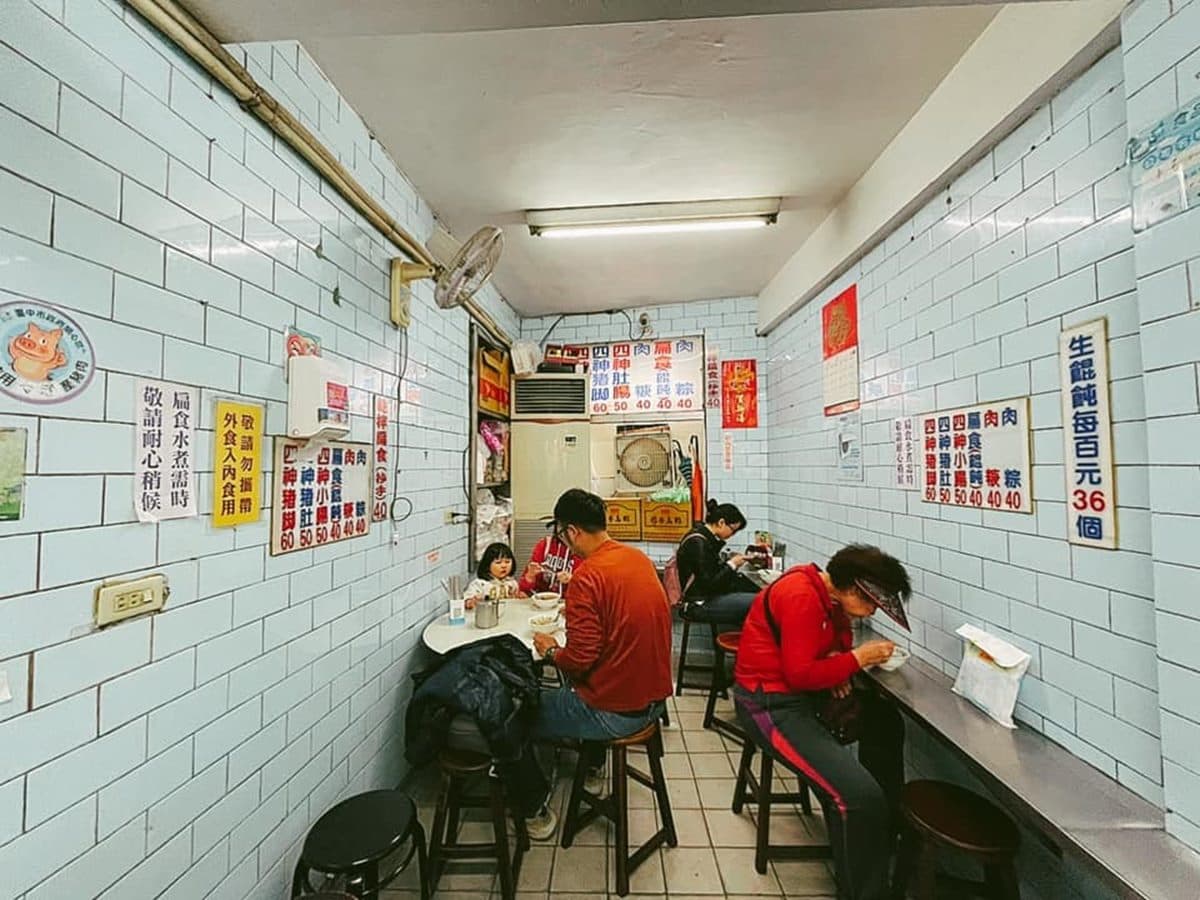80年老字號！廟東夜市「黑色四神湯」有淡淡中藥香，搭軟嫩豬腳入味超唰嘴