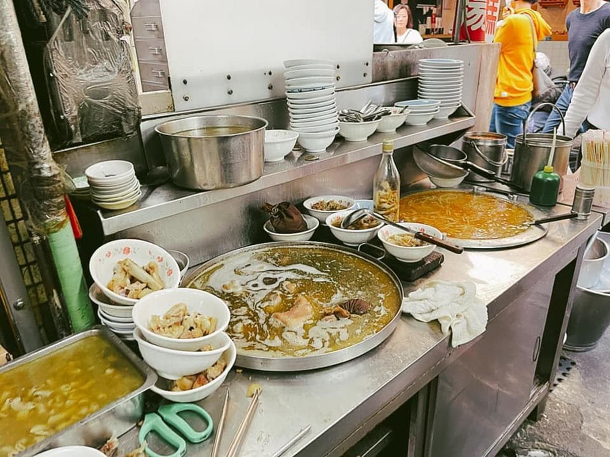 80年老字號！廟東夜市「黑色四神湯」有淡淡中藥香，搭軟嫩豬腳入味超唰嘴
