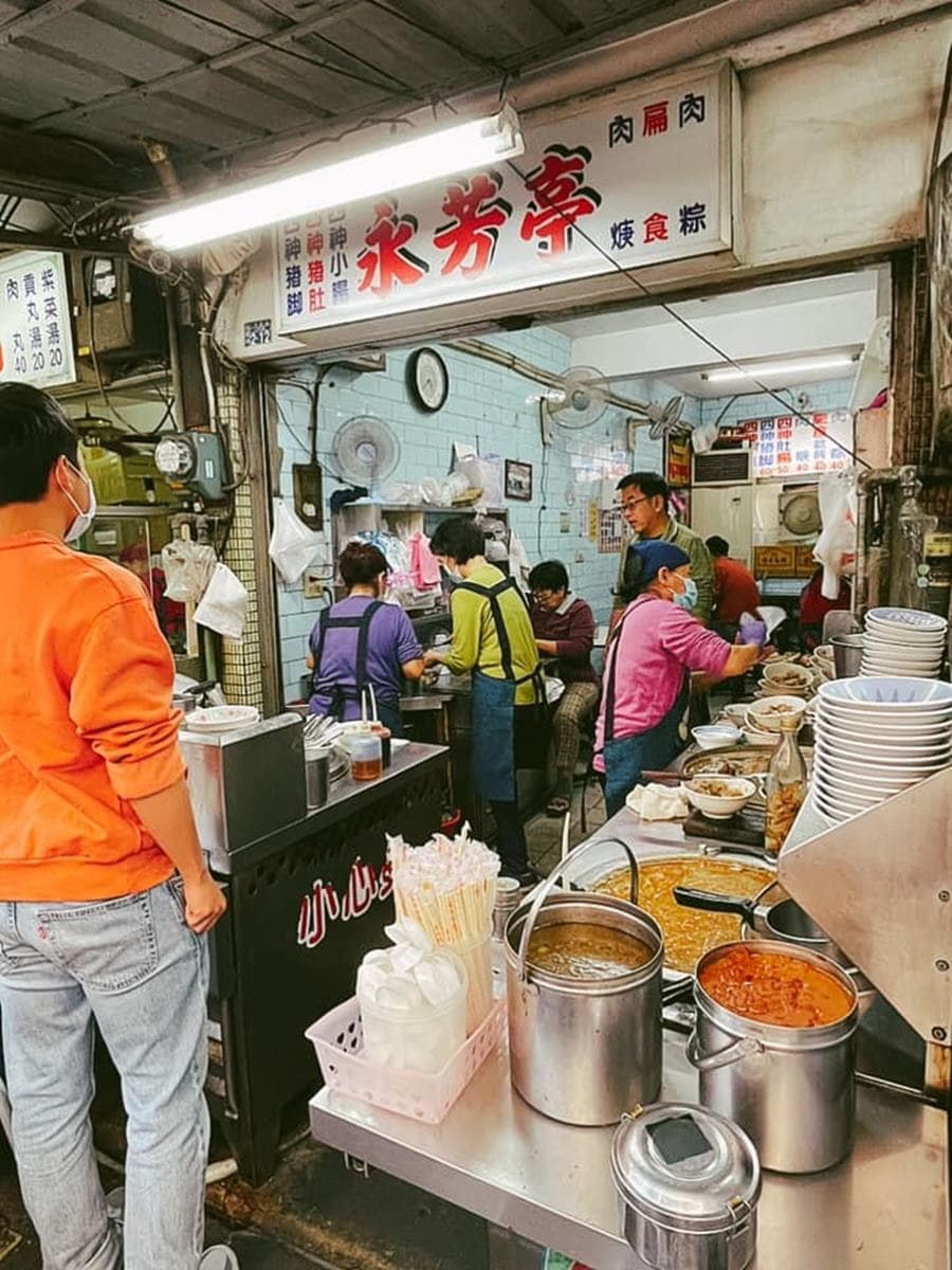 80年老字號！廟東夜市「黑色四神湯」有淡淡中藥香，搭軟嫩豬腳入味超唰嘴