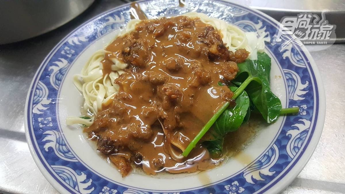 「相思麻醬麵」的麵條是以白麵為主，裡頭會加一些豆芽菜和紅蔥頭肉燥。