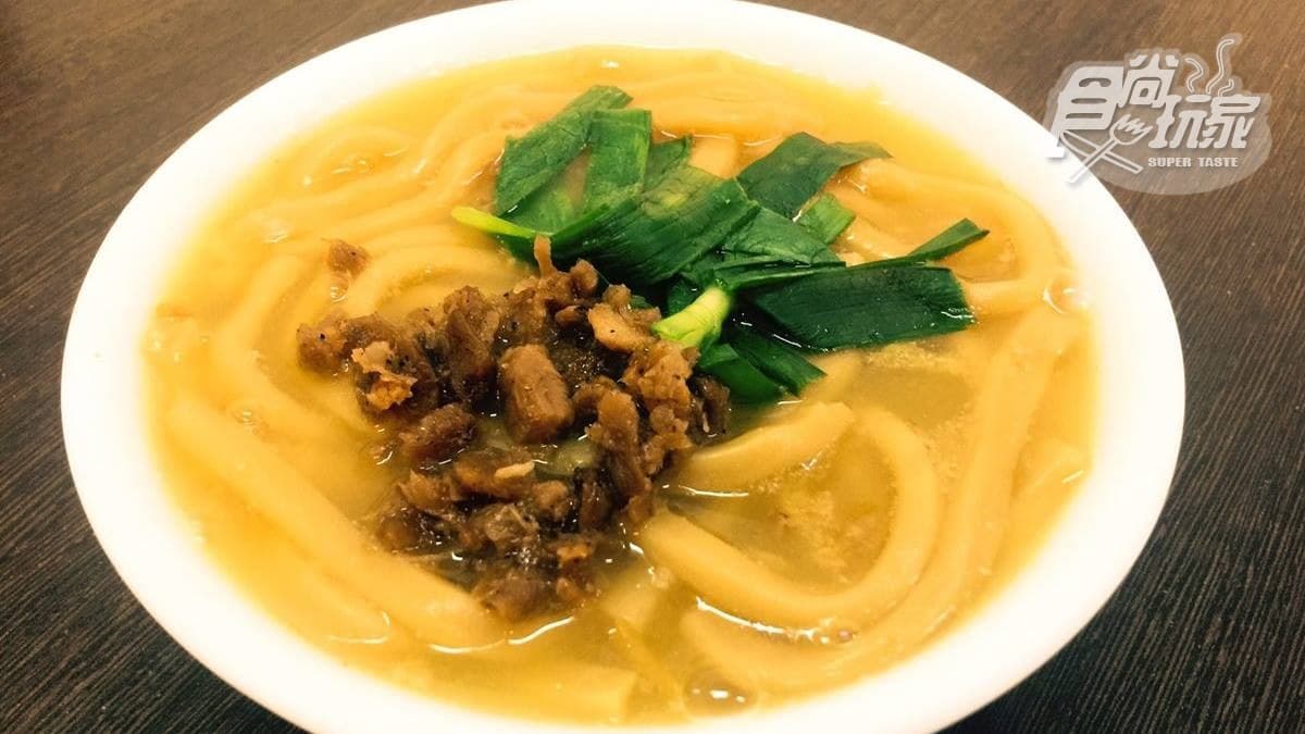 熱賣一甲子！古早味大麵羹口感像碗粿，必配小菜水晶餃、隔間肉沾特製辣椒醬超對味