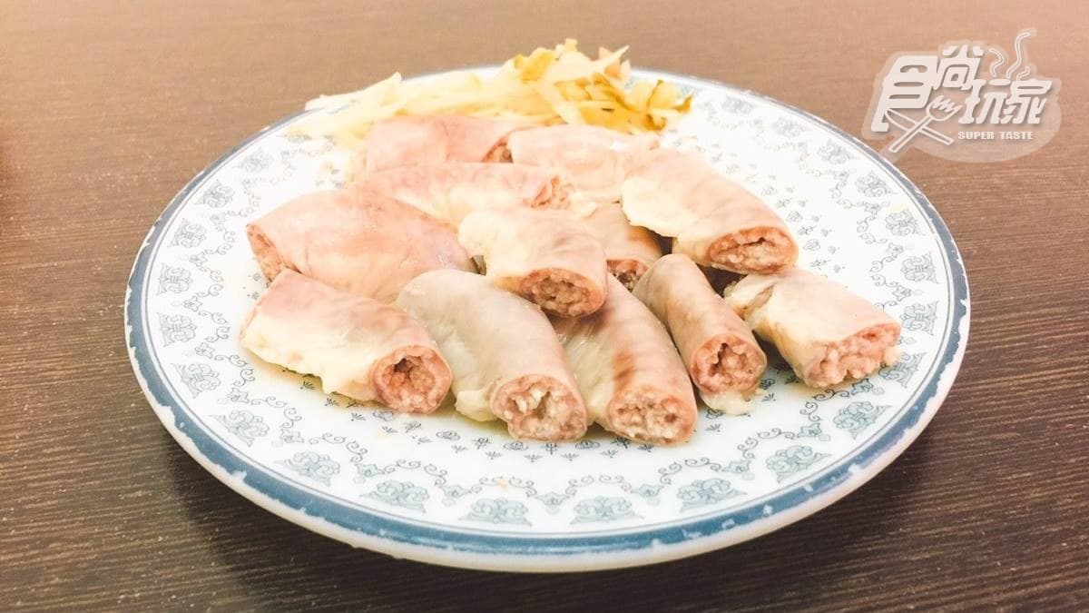 不少熟客都會搭配小菜一起吃。