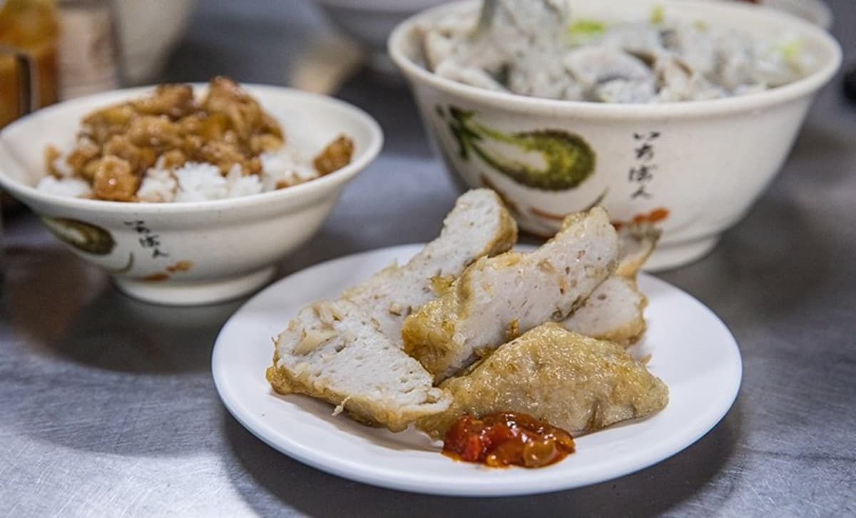 高雄人的澎派早餐！鹽埕60年老店獨特大塊「虱目魚肚漿」，必加10元升級米粉或泡飯