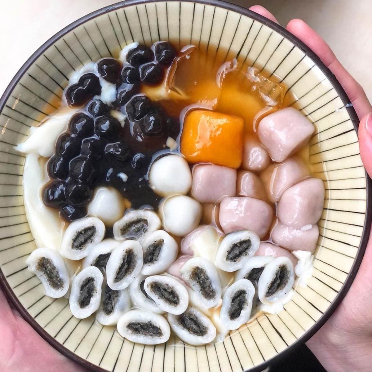 排隊也要吃！寧夏夜市７家老字號美食：40年鴨蛋滷肉飯、Q彈「黑心白玉」、秒殺級芋丸