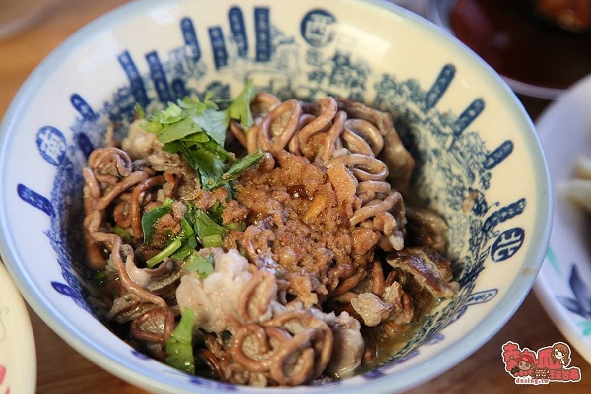飄香81年！台南「虱目魚鹹粥」必搭油條更對味，全魚肉香腸想吃看運氣