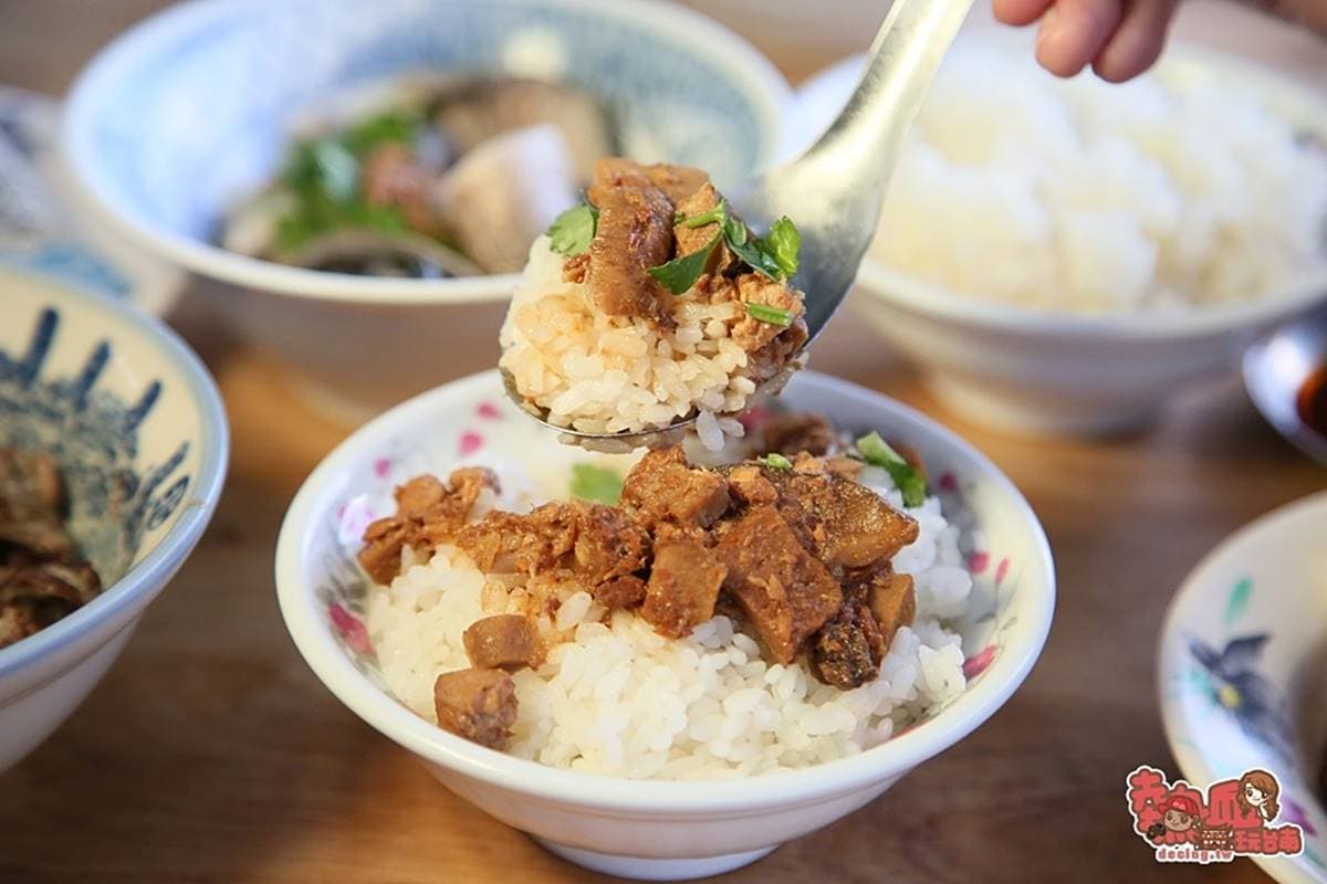 飄香81年！台南「虱目魚鹹粥」必搭油條更對味，全魚肉香腸想吃看運氣