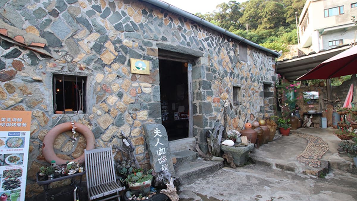 無人村變網紅打卡點！馬祖「石頭屋」咖啡館能賞無敵海景，石蓮花冰沙、地瓜年糕都必嘗