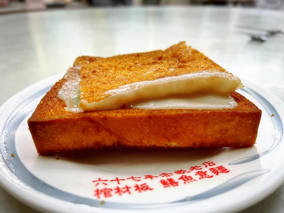 台南79年老字號!棺材板始祖「金黃吐司」注入白色濃湯超誘人,老饕先吃「蓋」再嘗餡 台南79年老字號!棺材板始祖「金黃吐司」注入白色濃湯超誘人,老饕先吃「蓋」再嘗餡
