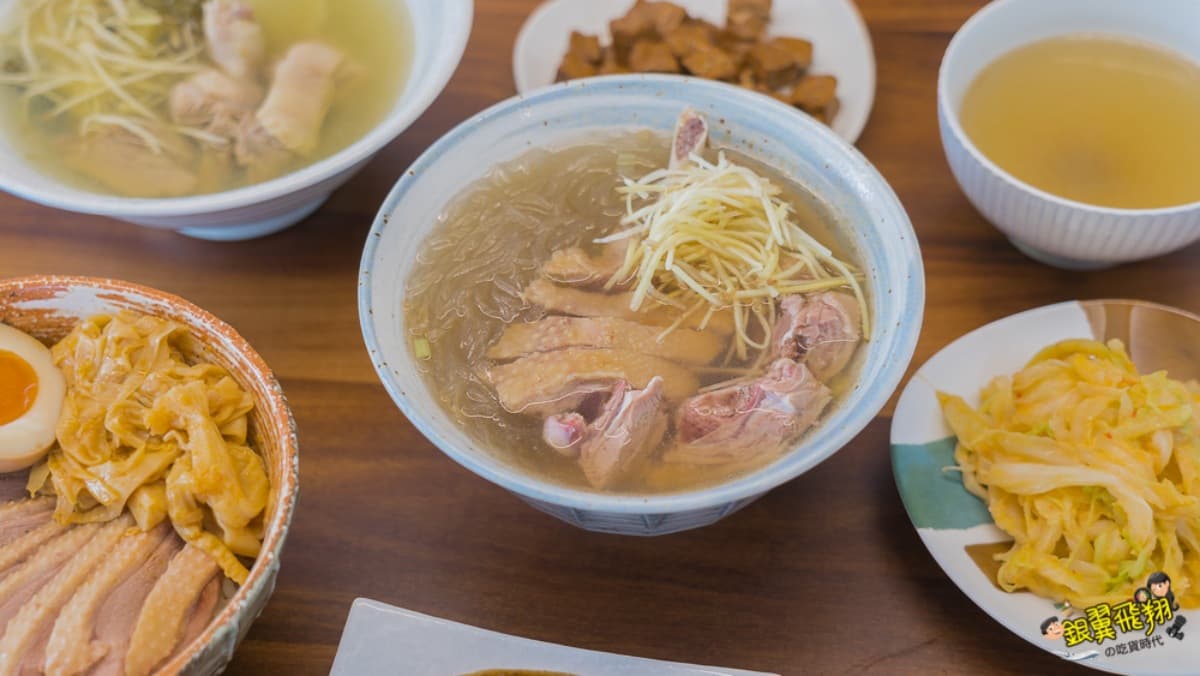 傳統小吃變身韓系「鴨肉店」！無骨鴨肥美多汁，金黃豬腳飯每日限量20碗也要搶