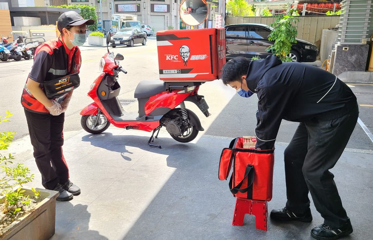 肯德基推「預訂快取」服務！原味蛋撻、咔啦炸雞加１元爽吃，外送350元即免運